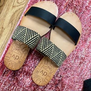 Dolce vita flat sandals 7.5